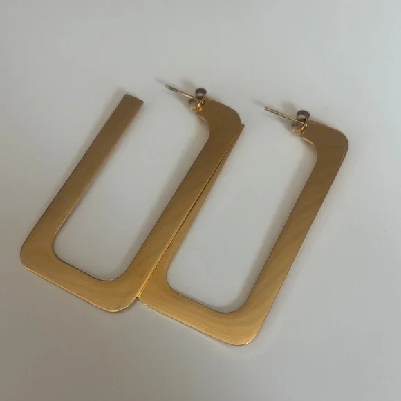 Chic Gold Rectangular Earrings - Picture 3 of 3